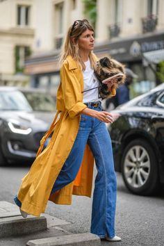 Light Spring Jacket, Flare Jeans Street Style, Light Denim Outfit, Flare Denim Outfit, Light Denim Jeans Outfit, Flared Jeans Outfit Fall, How To Wear Jeans To Work, Fall Jackets Outfit