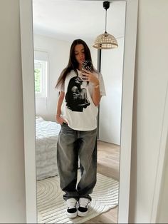 outfit of the day, streetwear, t shirt sade, sade inspo, cool outfit Outfits Women Streetwear, Back To School Streetwear Outfits, Streetwear Fashion Women Baggy, Streetwear Outfit Baggy, Outfits Ideas Streetwear, Outfit Tee Shirt Oversize, Clean Girl Streetwear