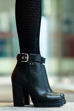 Perfect!!! Obviously I have an obsession with black boots. | via https://www.pinterest.com/emneeflent/pins/ Casual Ankle Boots, Leather Boots Women, Buckle Boots, Modern Women, Womens Boots Ankle, Boots Outfit, Suho