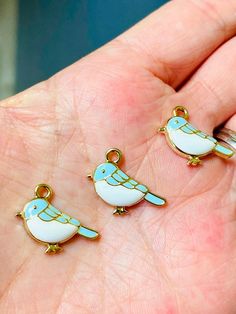 Cute adorable bird enamel charms. 5 charms per pack Size 16mm Blue Bird Jewelry, Rainbow Badge, Wanderlust Jewelry, Daisy Charm, Meditation Jewelry, Jewelry Diy Bracelets, Bird Charm, Jewelry Charms, Bee Charms