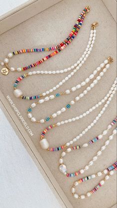 Beads Necklace Ideas Aesthetic, Pearl Necklace Aesthetic Colorful, Choker Ideas Beaded, Multicolor Beads Necklace, Pearl Summer Necklace, Beaded Necklace Beach Aesthetic, Trendy Seed Bead Jewelry, Trendy Beaded Jewelry 2022, Beach Vibe Necklaces