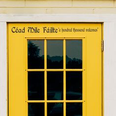 Cead Mile Failte - A hundred thousand welcomes - An Irish inspired vinyl door decal - The Simple Stencil Old Irish Blessing, Irish Phrases, Irish Prayer, Irish Kitchen, Vinyl Wall Quotes, Irish Funny, Entryway Wall, Door Decals, Pub Signs