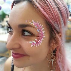 Music Festival Face Paint, 70s Face Paint, Face Painting Glitter, Disco Face Paint, Festival Face Paint Ideas, Face Paint Adults, Facepainting Ideas For Women, Neon Face Paint Ideas Simple, Face Glitter Ideas Festival