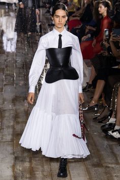 Christian Dior Resort 2019 Paris Collection - Vogue Istoria Modei, Dior Dresses, Mode Vintage, Carolina Herrera