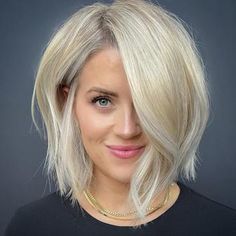 33 Spring Haircuts 2024: Unveil Trendy Styles for a Fresh Look Bardot Bangs, Messy Wavy Hair, Spring Haircuts, Κούρεμα Bob, Textured Haircut, Oval Face Haircuts, Oval Face Hairstyles, Wavy Haircuts, Oval Face