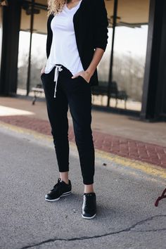 Joggers Airport Outfit, Outfit With Joggers, Black Joggers Outfit, Airport Outfit Spring, Comfortable Airport Outfit, Comfy Airport Outfit, Jogger Outfit, Flight Outfit, My Chic Obsession