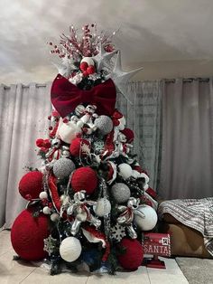 Christmas Tree Trends 2024, Christmas Tree 2024 Trends, Colorful Christmas Tree Ideas, Christmas Tree Trends, Chritsmas Tree, Glam Christmas Tree, White Christmas Tree Decorations, Christmas Entry, Best Christmas Tree