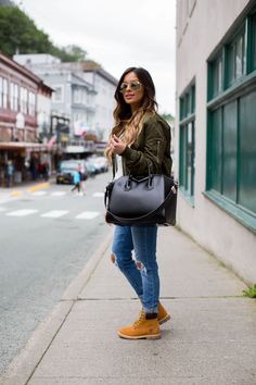 Street Style: Timberlands. - Mia Mia Mine Dress With Timberland Boots, Women Timberland Boots Outfit, Outfit Ideas With Timberland Boots, Timberland Boots Women Outfit, Womens Dress Boots, Timberland Outfits Women, Timberland Boots Girls, Timberland Winter Boots, Timberland Outfit