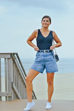 How To Wear Denim Shorts [As An Adult] Loose Denim Shorts Outfit, Mom Jean Shorts Outfit Summer, High Waist Denim Shorts Outfit, Midi Shorts Outfit, High Rise Shorts Outfit, Mid Thigh Shorts Outfit, High Waisted Denim Shorts Outfit, Dad Shorts Outfits, Shorts For Big Thighs