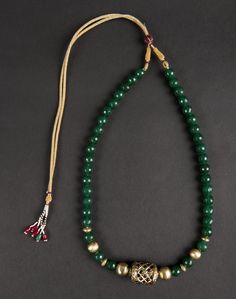 Green Beads Necklace, Green Sari, Homemade Necklaces, Green Stone Necklace, Pearl Necklace Designs, Black Beaded Jewelry, Beaded Jewels