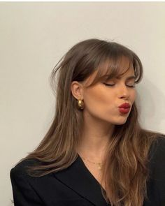 Dinner makeup inspo. Red lipstick. Gold earrings. Blowout. Long hair inspo Going Out Hair, Rambut Brunette, Brown Hair Looks, Hairstyles For Layered Hair, Blowout Hair, Haircuts Straight Hair, Long Hair With Bangs, Cut My Hair, Hair And Makeup