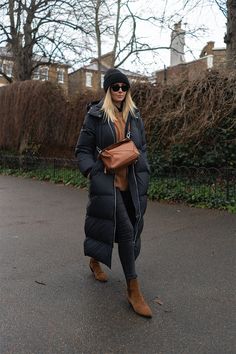 Tan Coat Outfit Winter, Black Puffer Coat Outfit, Long Puffer Jacket Outfit, Black Puffer Jacket Outfit, Puffer Coat Outfit, Black Jacket Outfit, Parka Outfit, Emma Hill