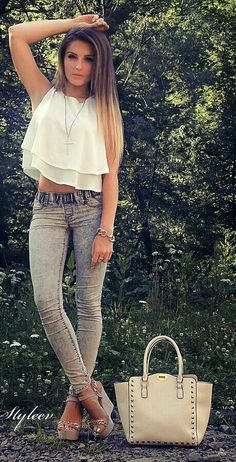 Love the casual look. It's really simple, easy breezy and free, but the acid wash jeans and studded structured tote toughen it. Great look for summer. Outfit Jeans, Looks Style, Spring Summer Outfits, Outfits Casuales, Teen Fashion, Passion For Fashion, Spring Summer Fashion, Spring Outfits, Hollister