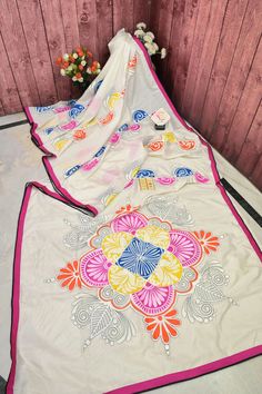 SC-10240501 How To Wash Silk, Embroidery Online, Kantha Embroidery, Embroidery Saree, Kantha Stitch, Color Techniques, Shades Of White, Handloom Saree, Muslin Cotton