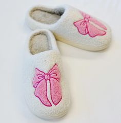 Stay warm and stylish with our Pink Lounge Bow Cozy Slippers. Made with a cozy design and trendy bow accents, these slippers are perfect for lounging around the house. Stay comfortable and fashionable at the same time. Size Guide: in US woman shoe size, S/M around size 6-7, M/L around size 8-9, L/XL around 10-11 Pink Lounge, Trendy Bows, Bows Pink, Christmas Slippers, Cozy Slippers, Cozy Design, Stylish Scarves, Fuzzy Slippers, Loungewear Luxury