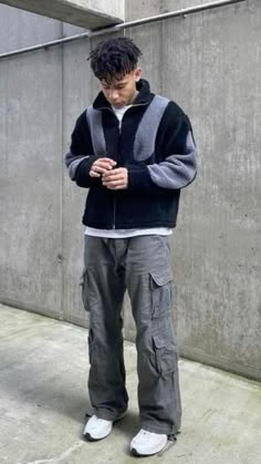 outfit, inspo, inspiration, winter, fall, jacket, fleece, cargo Guys Cargo Pants Outfit, Fit Ideas Men, Men Cargo Pants Outfit, Cargo Outfit Men, Fall Outfits Men Streetwear, Cargo Fits, Fleece Jacket Outfit, Concert Outfit Men, Cargo Pants Outfit Men