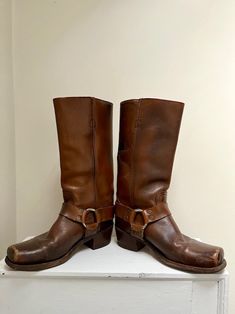 Vtg FRYE Brown Leather Motorcycle Boots / Square Toe Moto Cowboy Boots with side harness circle ring accent detail  SIZE: Men's Sz. 8 1/2 / Women's Sz. 10 1/2 Made in USA Color: Brown  Condition: Great Worn In Vintage Style Leather Motorcycle Boots, Boots Square Toe, Circle Ring, Motorcycle Boots, Cowboy Boots, Brown Leather, Vintage Style, Cowboy, Rings For Men