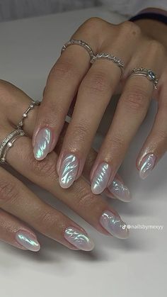 Pearl Seashell Nails, Mermaid Short Nails, Irridecent Design Nails, Magnetic Nails Design, Builder Gel Nail Art, Festive Christmas Nails, Seashell Nails