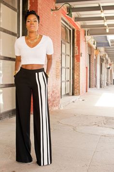 Wide Legged Pants, Chique Outfit, Sport Chic Style, Bold Style, Sport Chic, Athleisure Wear, Sporty Outfits, Sporty Chic, White Fashion