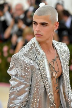 White Mens Fashion, Men Couture, Gay Style, Genderqueer Fashion, Bling Party, Mens Fashion Edgy, Gay Fashion, Mens Fashion Smart, Futuristic Fashion