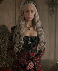 game of thrones'daeneress starke is wearing a red and black gown