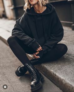 Hoodie Work Outfit, Oversized Hoodie Outfit Winter, Black Hoodie Outfit Women, Black Hoodie Outfit Aesthetic, Oversized Outfit Women, Black Hoodie Aesthetic, Style Oversized Hoodie, Black Long Sleeve Outfit, Hoodie Outfit Aesthetic