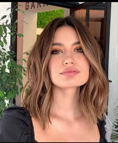 Bob Black Women, Fluffy Bob, Brunette Style, Haircuts For Girls, Bob Black, Blonde Hair Transformations, Brown Hair Looks, A Hairstyle, Brunette Hair With Highlights