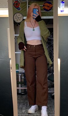 Tops For Brown Jeans, Green White And Brown Outfit, Styling Green Cardigan, Styling Green Jeans, White Tank Top Outfit Ideas, Green Brown Aesthetic Outfit, How To Style Green Cardigan, How To Style A Green Cardigan, Outfit With Brown Jeans