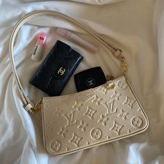 Louis Vuitton Easy Pouch On Strap Empreinte Leather Shoulder Bag In Cream Color 2 Different Straps - Gold Chain And Cream Colored Adjustable Length Excellent Condition Sac Louis Vuitton, Purse Outfit, Luxury Bags Collection, Handbag Essentials, Louis Vuitton Purse, Girly Bags, Luxury Purses