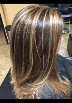 Medium Brown Hair With Chunky Blonde Highlights, Subtle Chunky Highlights For Brown Hair, Rayos En El Cabello Oscuro, Brown Hair With Chunky Highlights, Brown Hair With Blonde Streaks, Streaky Highlights, Brown Hair Streaks, Chunky Blonde Highlights, Blonde Highlights On Dark Hair