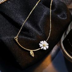 ♡ Leaf Floral Pendant Daisy Necklace ♡ ♡ This meticulously crafted natural daisy minimalist pendant is so classy-dreamy feeling! Wear this gold necklace to show your beautiful inside-flower or gift-wrap it as a very thoughtful present to your loved ones (also available as an option). The daisy flower design is so realistic highlighting the bright-beautiful-long-day vibes and memories from the gorgeous spring and summer blooming flower seasons ♡ ▂▂▂▂▂▂▂▂▂▂▂▂▂▂▂▂▂▂▂▂▂▂▂▂▂▂▂ 💖 Material: Stainless Delicate Flower Necklace As Gift For Her, Clavicle Chain Charm Necklace With Flower Pendant, Dainty Flower Necklace With Delicate Chain, Delicate Flower Necklace With Clavicle Chain, Flower-shaped Necklace With Delicate Chain For Her, Delicate Flower Shaped Necklace With Clavicle Chain, Flower-shaped Necklace With Delicate Chain As Gift For Her, Dainty Flower Charm Necklace With Clavicle Chain, Delicate Flower Shaped Necklace With Adjustable Chain