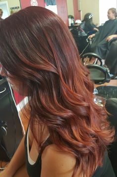 rouge/roux balayage Redhead Facts, Brunette Medium, Winter Hair Colors, Rambut Brunette, Red Ombre Hair, Magenta Hair, Fall Hair Color Trends, Ferrari Red, Color Highlights