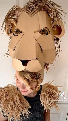 Make a cardboard Lion Headdress using a printable template. Diy Unicorn Costume, Diy Fantasia, Lion King Costume, Cardboard Costume, Diy Wings, Lion Mask, Cardboard Toys, Unicorn Costume, Cardboard Art