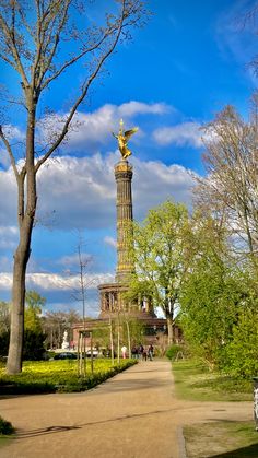 a statue in the middle of a park