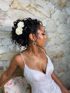 Wedding Bride Hairstyles Updo, Wispy Hairstyles, Curly Hair Formal Styles, Messy Bun Wedding, Curly Bride, Curly Hair Dos, Bride Hairstyles Updo, Curly Bridal Hair, Natural Hair Wedding