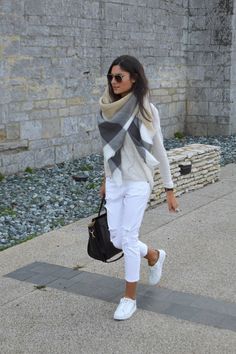 JUNESIXTYFIVE - Echarpe carreaux Chique Outfit, Mode Casual, Mode Inspo, Mode Inspiration, White Pants, Outfits Casuales, Look Fashion, Birkenstock, Casual Chic