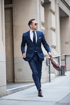 blue suit navy tie Navy Suit Black Shoes, Blue Suit Black Tie, Vegas Outfit Men, Wedding Navy Suit, Man Dress Style, Navy Suit Style, Men's Summer Suits, Las Vegas Outfit Men, Navy Wedding Suit