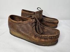 Clarks Originals Wallabee Brown Leather Chukka Shoes Boots Women 6.5M Hike 38257 Vintage Clarks Boots, Womens Leather Chukka Boots, Clarks Boots Women, Clarks Women Boots, Chukka Boots For Women, Wallabees School Shoes, Boots Clarks Women, Vintage Suede Moccasins With Round Toe, Vintage Suede Moccasins