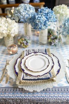 Beautiful Blue and White Summer Tablescape | Wedding Decorations Blue And White Hydrangea, Blue And White Tablescapes, Blue And White Table Setting, White Hydrangea Centerpieces, Hydrangea Centerpieces, Gold Place Setting, Gold Table Setting, White Table Settings, Hydrangea Centerpiece