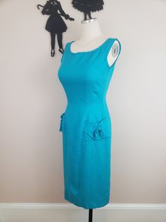 Description: Absolutely gorgeous late 50s/early 60s bright blue wiggle dress. Features a sleeveless scoop neck silhouette with two pockets on the front adorned with bows. Has wonderful construction with double side seams on the front. Closes with a back metals zipper and hook and eye, fabric feels like a linen with natural imperfections throughout. Inside does have an inner lining. Measurements Bust: 36 inches Waist: 26/27 inches Length: 41 inches Size suggestion (but please go by measurements a Sweetheart Neckline Dress, Strawberry Dress, Early 60s, Fashion 1950s, 80s Dress, 70s Dress, 50s Dresses, Wiggle Dress, Purple Dress