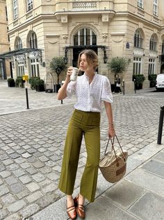 If you're looking for brands that match Free People's unique retro style and create casual yet fun fall outfits, we've got you covered! These brands will help you achieve that cute, carefree look all season long. For example, we love this outfit with olive green pants, brown Mary Jane flats, a star basket bag and a lace blouse. Brown Mary Jane Flats, Mary Janes Outfit, Olive Green Outfit, Style Parisienne, Olive Green Pants, Pants Brown, Love Free, Retro Mode