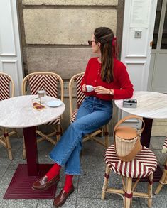 Sezane Lookbook, Casual Chique Stijl, Red Knit Cardigan, Loafers Outfit, Sock Outfits, Winter Mode, Red Cardigan, Cardigan Outfits