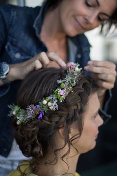 Hair With Flowers, Grecian Headpiece, Gold Headpiece Wedding, Flower Wreath Hair, Plaits Hairstyles, Vintage Wedding Hair, Hair Wreaths, Wedding Flowers Summer, Wedding Stylist