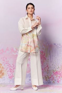 Ivory high low shirt with pink strawberry garden print and pocket detailing. Paired with solid straight trouser. - Aza Fashions Straight Hem Tops For Spring Daywear, Spring Workwear Tops With Straight Hem, Feminine Summer Cotton Pants, Spring Tops With Welt Pockets And Straight Hem, Spring Pants With Welt Pockets, Trouser Pattern, Garden Shirt, Strawberry Garden, Meadow Garden