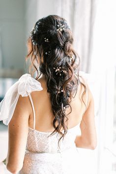 So into this half up look. Come along for more hair ideas, and let me know right below. Half Updo, Modern Bride, Chic Wedding