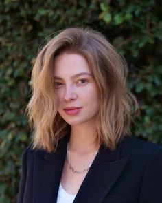 55 Trendiest Medium Shag Haircuts for a Modern Style in 2021 Wavy Bob Long, Medium Shaggy Hairstyles, Medium Shag, Medium Shag Haircuts, Bangs Bob, Wavy Lob, Shag Haircuts, Wigs Synthetic, Wavy Haircuts