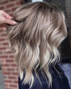 Ash Blonde Hair With Root Melt, Fall Blonde Root Melt, Lived In Blonde Root Melt, Root Melt Ash Blonde, Root Melt Before And After, Dark Blonde Root Melt, Shadow Root Bob, Root Melt Blonde Short, Mushroom Bronde Balayage