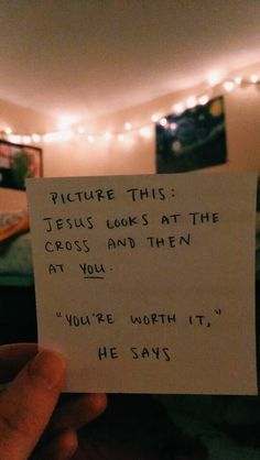 someone holding up a piece of paper that says picture this jesus looks at the cross and then at you, you're worth it he says