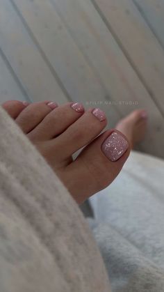 Pink Glitter Toe Nails, Pedicure Design, Toe Polish, Toe Nail Color, Cute Toe Nails, Summer Toe Nails, Toe Nail Designs, Pink Nail