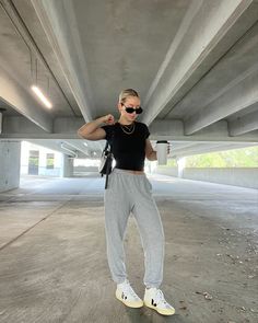 Women Grey Sweatpants Outfit, Grey Tracksuit Pants Outfit, Sweatpants Concert Outfit, Comfy Grey Sweatpants Outfit, Sweatpants Date Outfit, Skims And Sweatpants, Sweatpants And Tee Shirt Outfit, Airport Outfit Grey Sweatpants, Grey Joggers Outfit Aesthetic